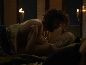 Emilia Clarke in scene Game of Thrones