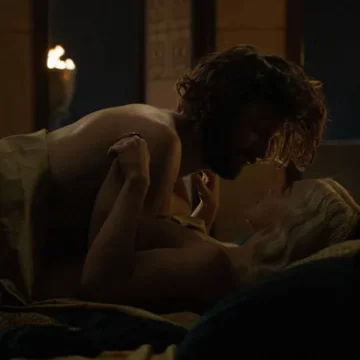 Emilia Clarke in scene Game of Thrones