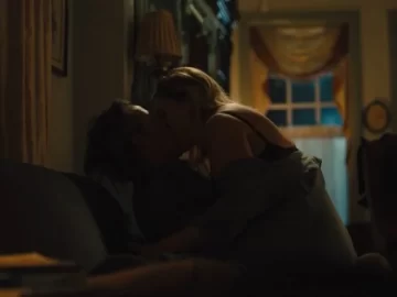 Kate Winslet sexy scenin Mare of Easttown s01e01 (2021)