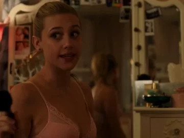 Lili Reinhart Hot