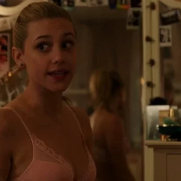 Lili Reinhart Hot