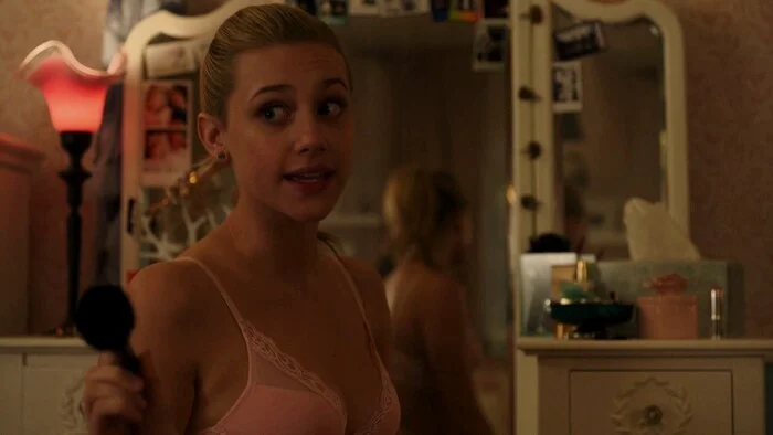 Lili Reinhart Hot