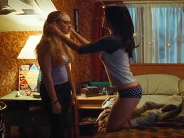 Megan Fox and Amanda Seyfried sexy Kissing Scene in Jennifer's Body (2009)