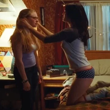 Megan Fox and Amanda Seyfried sexy Kissing Scene in Jennifer's Body (2009)