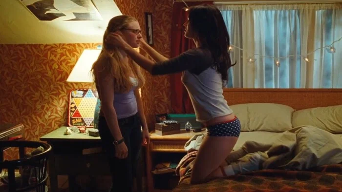 Megan Fox and Amanda Seyfried sexy Kissing Scene in Jennifer's Body (2009)